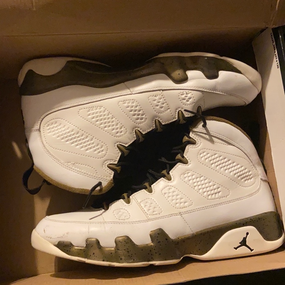 Jordan retro 9 statue